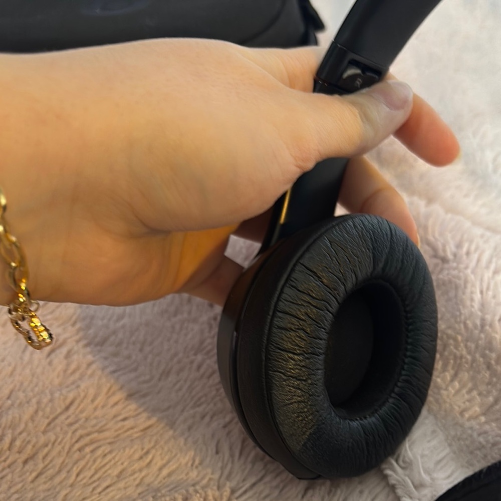 Beats Solo 3 Black Wireless Headphones - Picture 7 of 8